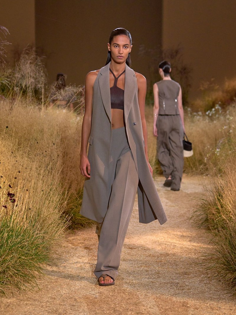 Hermès SS24: Το αυτοσχέδιο "πικ νικ" του οίκου ήταν μία ωδή στα κομψά μονοχρωματικά looks - εικόνα 10