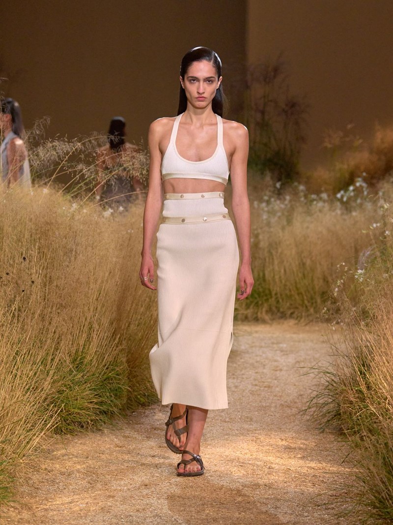 Hermès SS24: Το αυτοσχέδιο "πικ νικ" του οίκου ήταν μία ωδή στα κομψά μονοχρωματικά looks - εικόνα 11