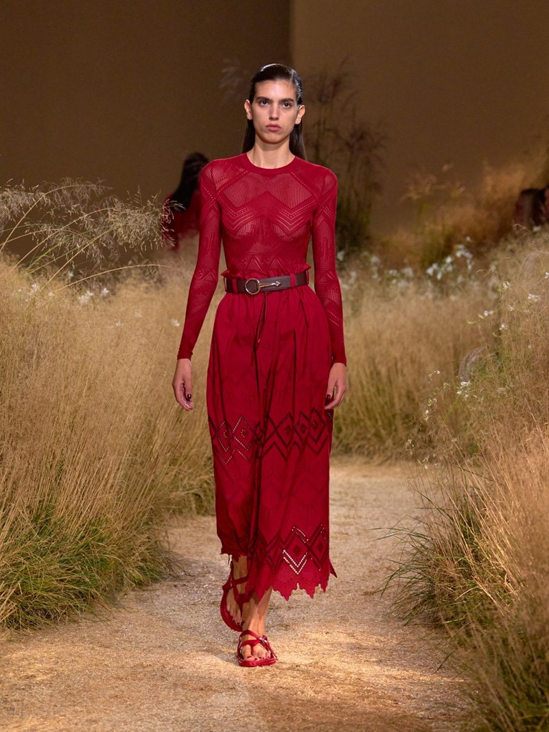 Hermès SS24: Το αυτοσχέδιο "πικ νικ" του οίκου ήταν μία ωδή στα κομψά μονοχρωματικά looks - εικόνα 14