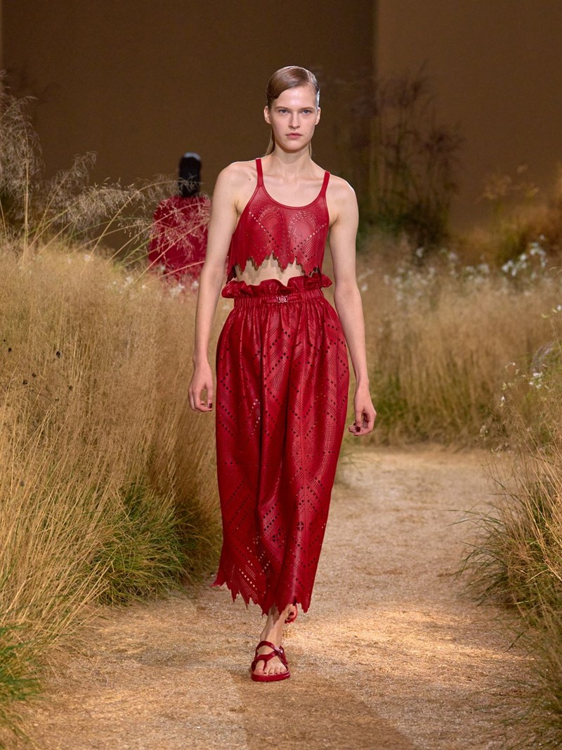 Hermès SS24: Το αυτοσχέδιο "πικ νικ" του οίκου ήταν μία ωδή στα κομψά μονοχρωματικά looks - εικόνα 15