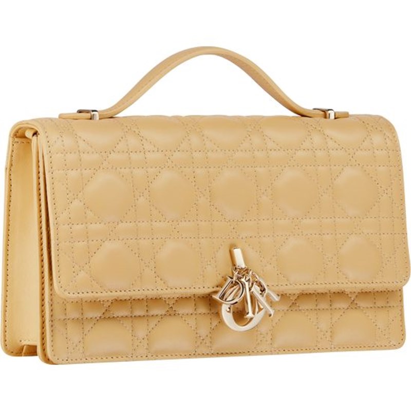 Η ανανεωμένη Miss Dior τσάντα είναι ένας φόρος τιμής στην κληρονομιά του οίκου - εικόνα 4