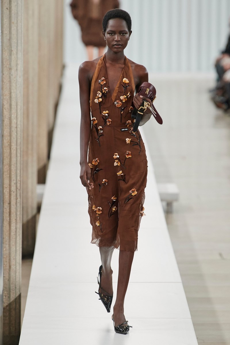 Flower Power: Πώς θα ενσωματώσουμε τα floral items στη χειμερινή μας γκαρνταρόμπα - εικόνα 1