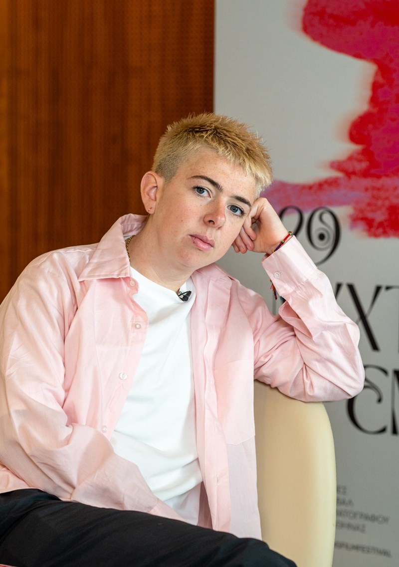 Molly Manning Walker: «Δεν μπορούμε να αντιλαμβανόμαστε τη συναίνεση ως ένα ναι ή ένα όχι. Είναι πιο πολύπλοκη» - εικόνα 5