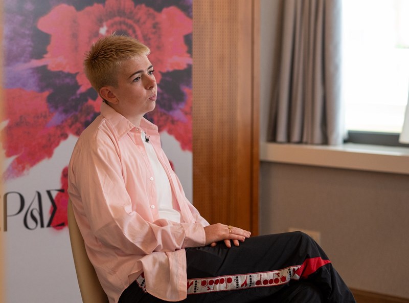 Molly Manning Walker: «Δεν μπορούμε να αντιλαμβανόμαστε τη συναίνεση ως ένα ναι ή ένα όχι. Είναι πιο πολύπλοκη» - εικόνα 1