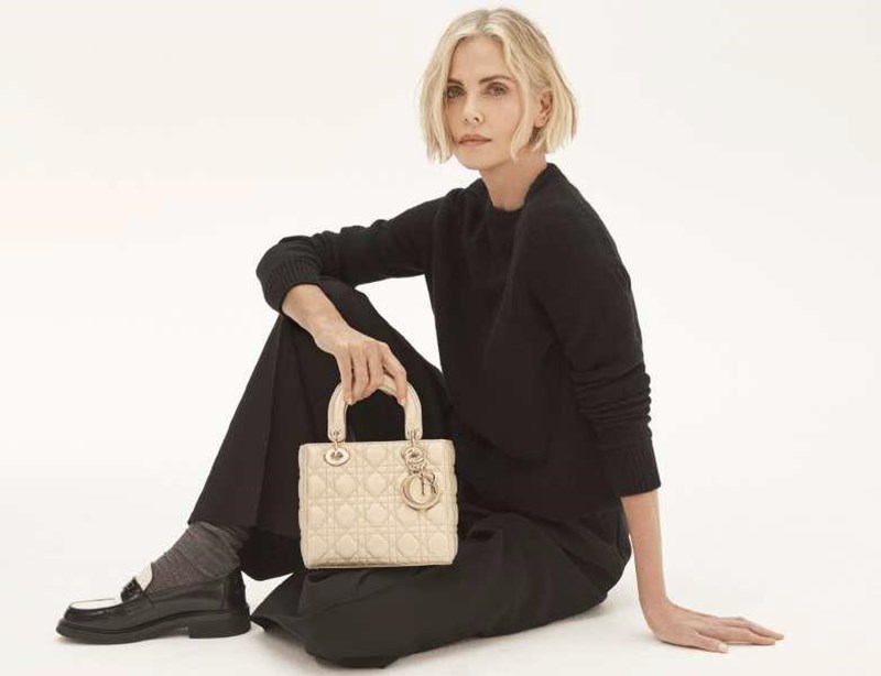 Charlize Theron: Η μούσα του iconic αρώματος «J' Αdore» του Dior μιλάει αποκλειστικά στο ELLE - εικόνα 2