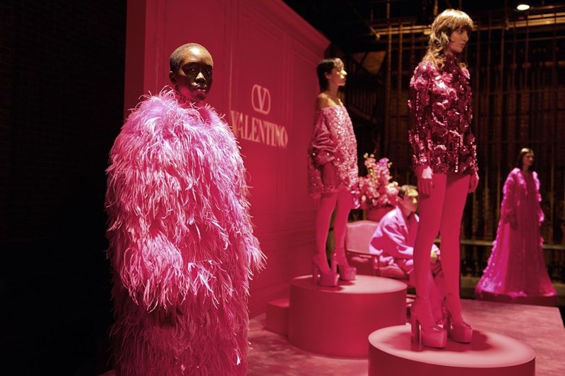 Jennifer Aniston: Ξαναφόρεσε 13 χρόνια μετά το iconic μαύρο Valentino φόρεμά της στη σειρά "The Morning Show" - εικόνα 3