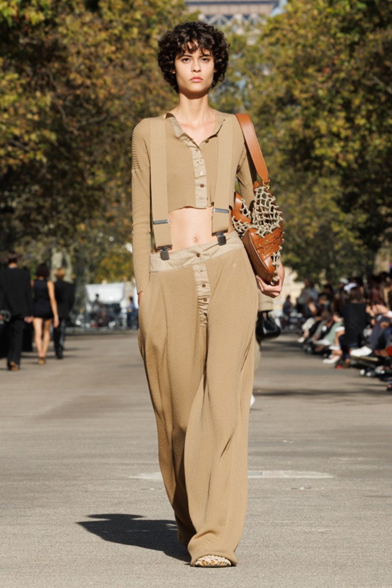 PFW SS24: Όλα τα steps για να δημιουργήσουμε τα hair-looks που είδαμε στο show της Stella McCartney - εικόνα 2