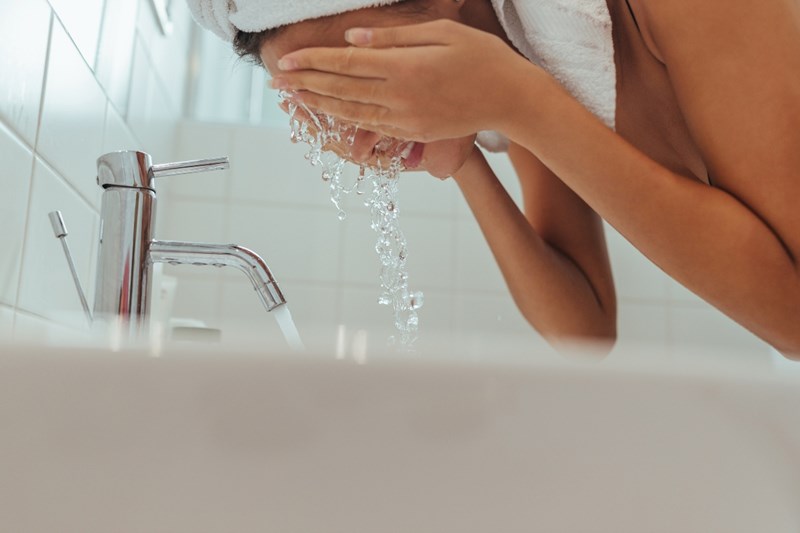 2 λόγοι που μπορεί να συμβάλουν στην αφυδάτωση της επιδερμίδας - εικόνα 1