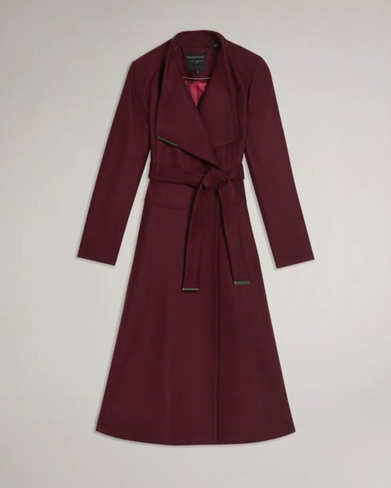 Η Hailey Bieber με ανατρεπτικό παλτό στην πιο υπέροχη απόχρωση για τον χειμώνα - εικόνα 4