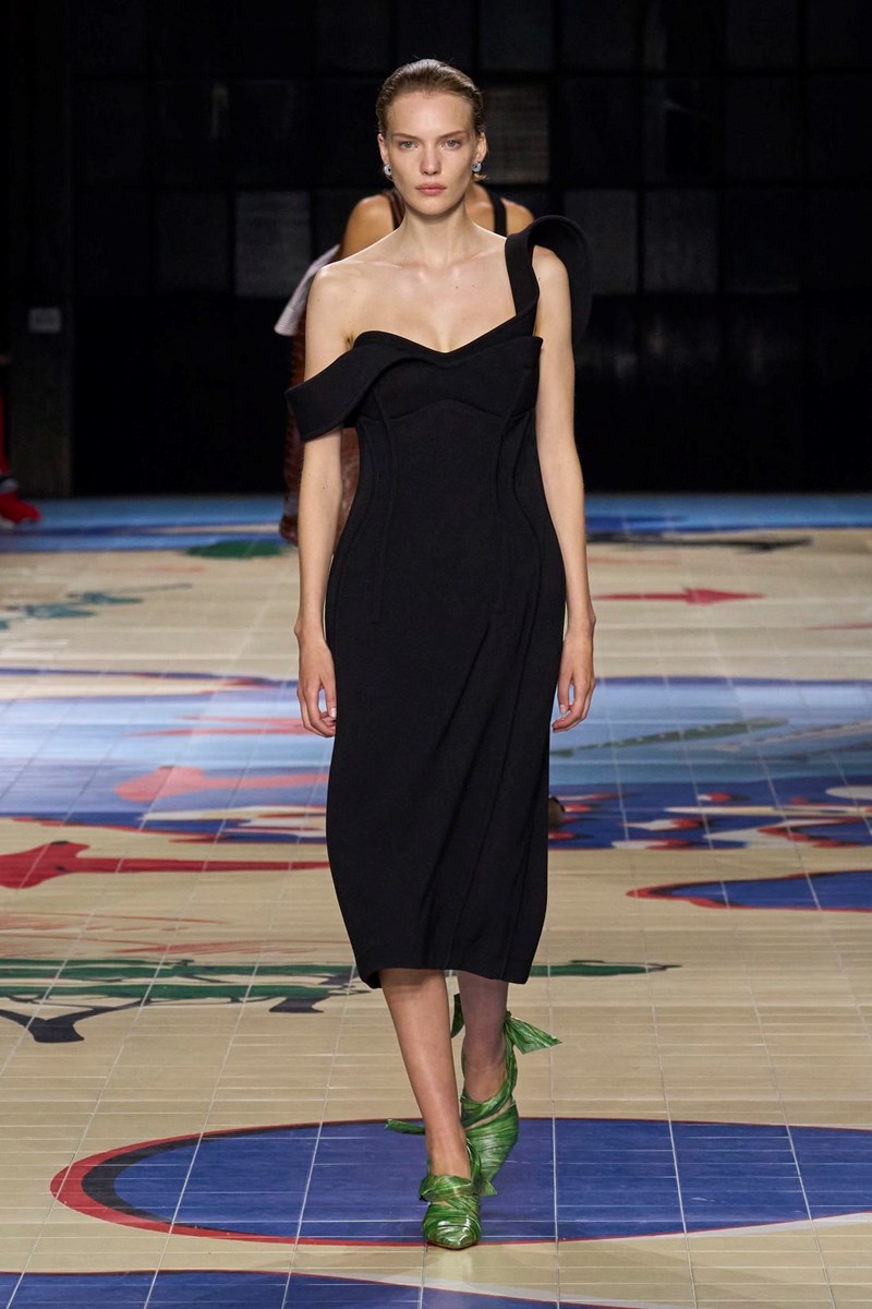 Elizabeth Debicki: Η εντυπωσιακή εμφάνιση της τηλεοπτικής πριγκίπισσας Diana στην πρεμιέρα της σειράς "The Crown" - εικόνα 3