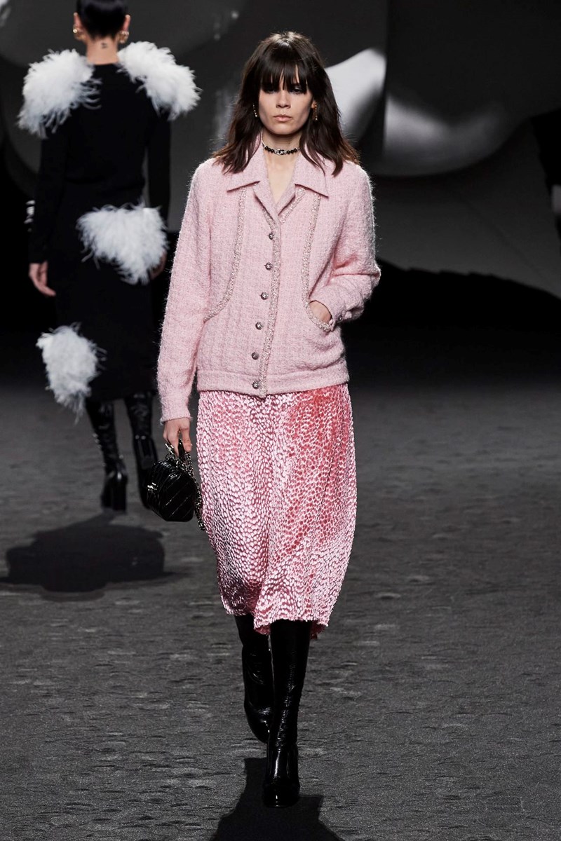 Pretty in (Barbie) pink: Πώς θα φορέσεις την hot ροζ απόχρωση τον χειμώνα - εικόνα 1