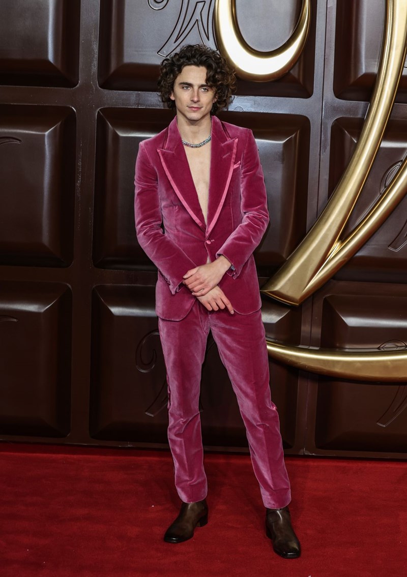 Ο Timothée Chalamet στην πρεμιέρα της ταινίας Wonka με παρόμοιο κοστούμι που είχε φορέσει η Gwyneth Paltrow το 1996 - εικόνα 1
