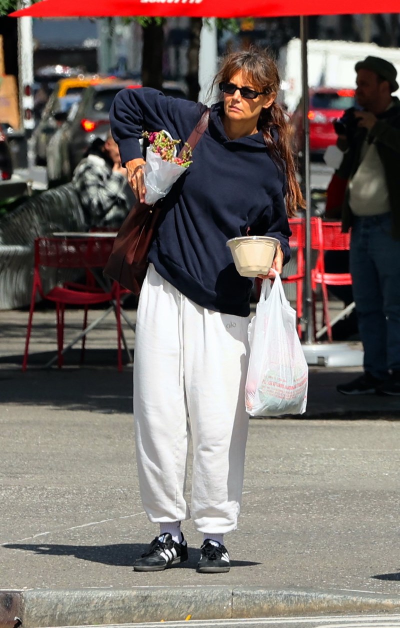 Katie Holmes: Βρήκαμε την προσιτή τσάντα που δεν αποχωρίζεται τον τελευταίο καιρό - εικόνα 2