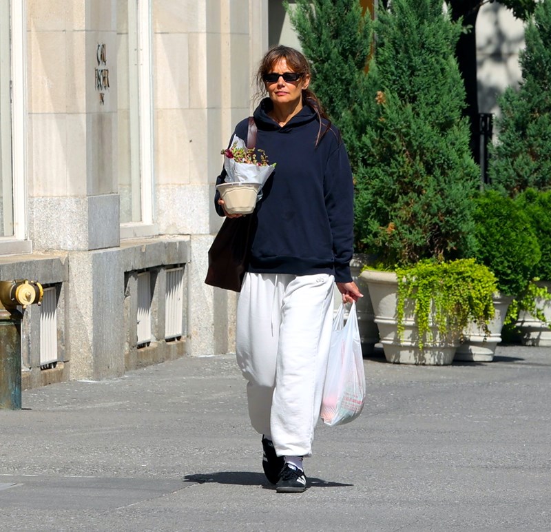 Katie Holmes: Βρήκαμε την προσιτή τσάντα που δεν αποχωρίζεται τον τελευταίο καιρό - εικόνα 1