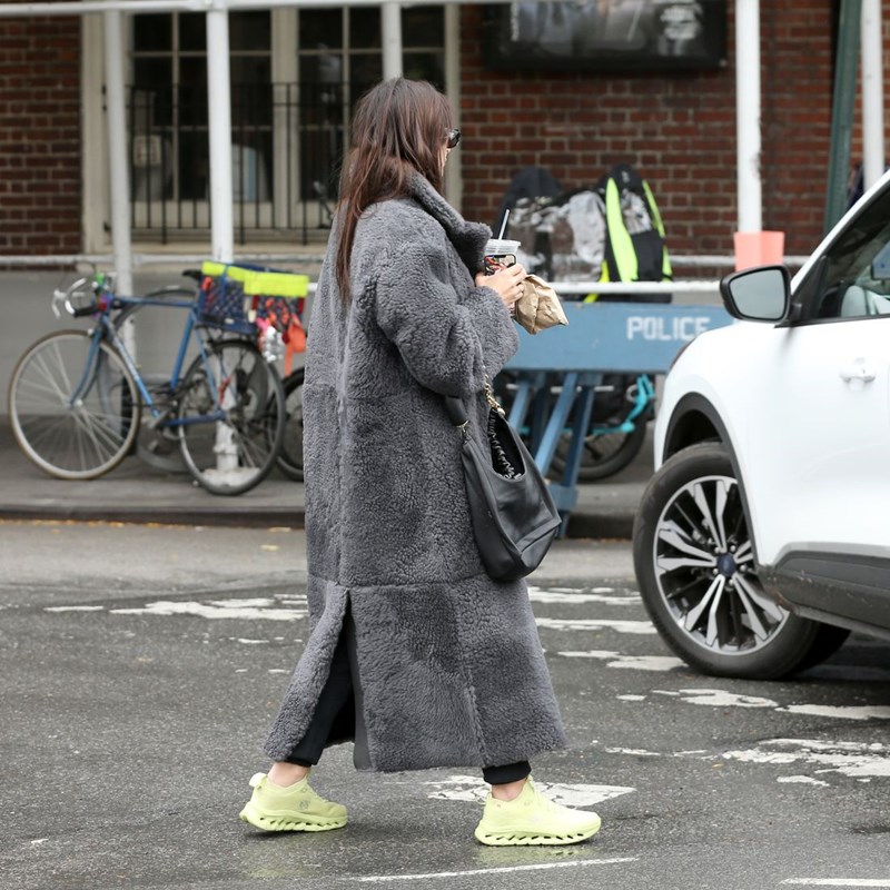 H Emily Ratajkowski με το παλτό από Mango που μπορείς να φορέσεις με δύο τρόπους - εικόνα 2