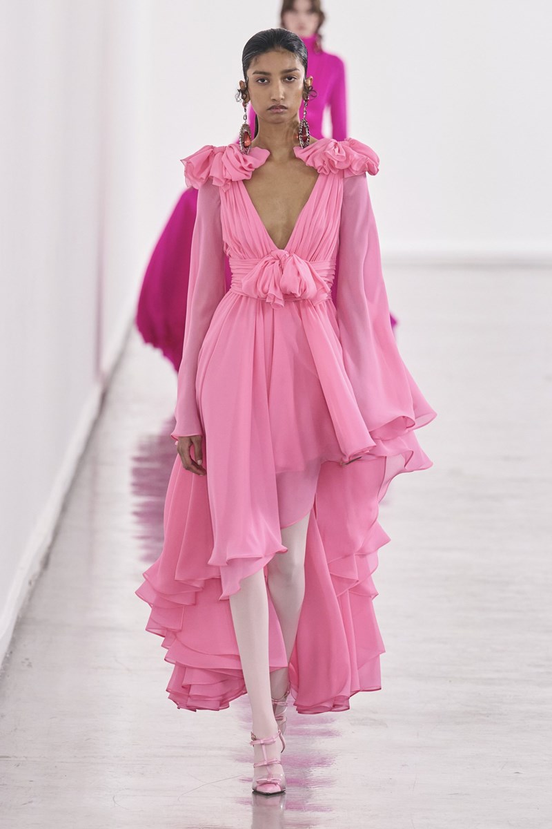 Pretty in (Barbie) pink: Πώς θα φορέσεις την hot ροζ απόχρωση τον χειμώνα - εικόνα 4