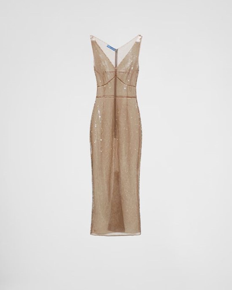 Party mood: 10 glam φορέματα που θα σε κάνουν να λάμψεις την εορταστική περίοδο - εικόνα 2