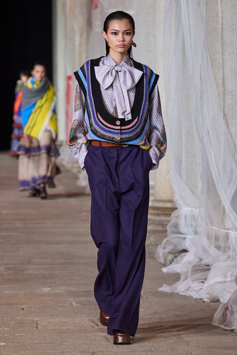 Take a bow: Πώς οι φιόγκοι κυριάρχησαν στις πασαρέλες για τη φθινοπωρινή σεζόν - εικόνα 2