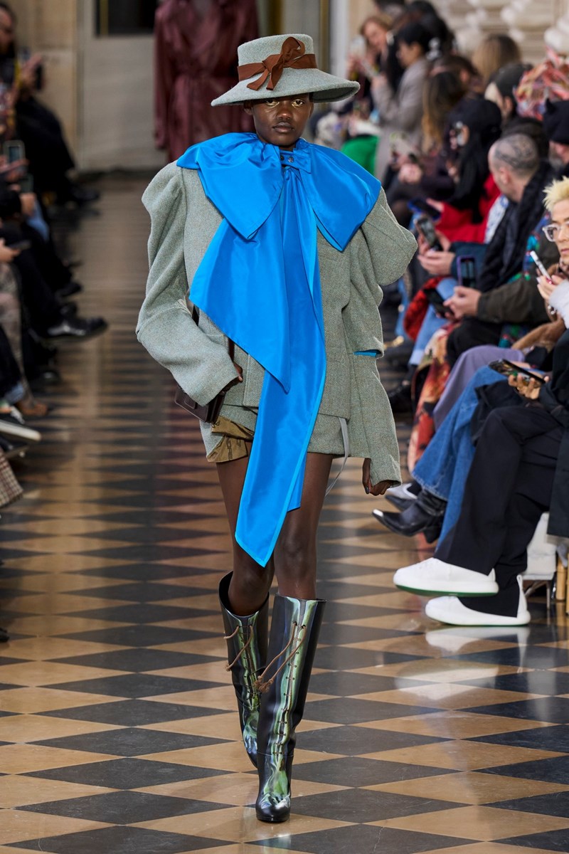 Take a bow: Πώς οι φιόγκοι κυριάρχησαν στις πασαρέλες για τη φθινοπωρινή σεζόν - εικόνα 3