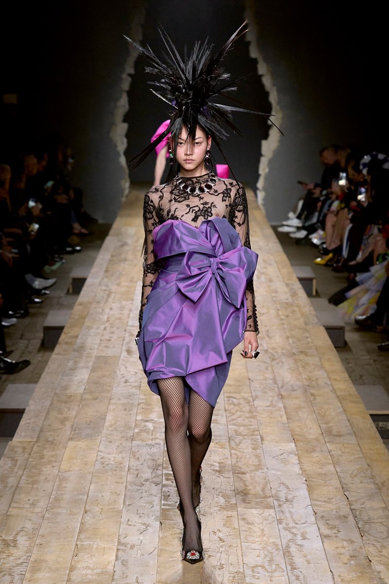 Take a bow: Πώς οι φιόγκοι κυριάρχησαν στις πασαρέλες για τη φθινοπωρινή σεζόν - εικόνα 4