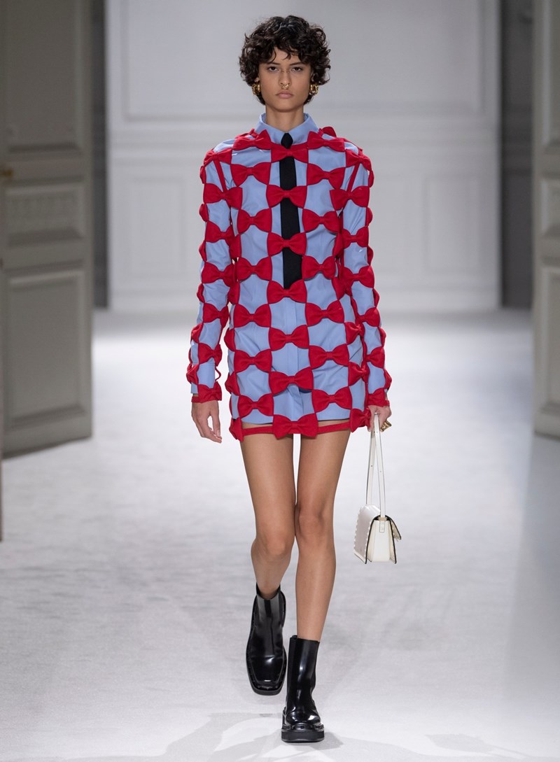 Take a bow: Πώς οι φιόγκοι κυριάρχησαν στις πασαρέλες για τη φθινοπωρινή σεζόν - εικόνα 8