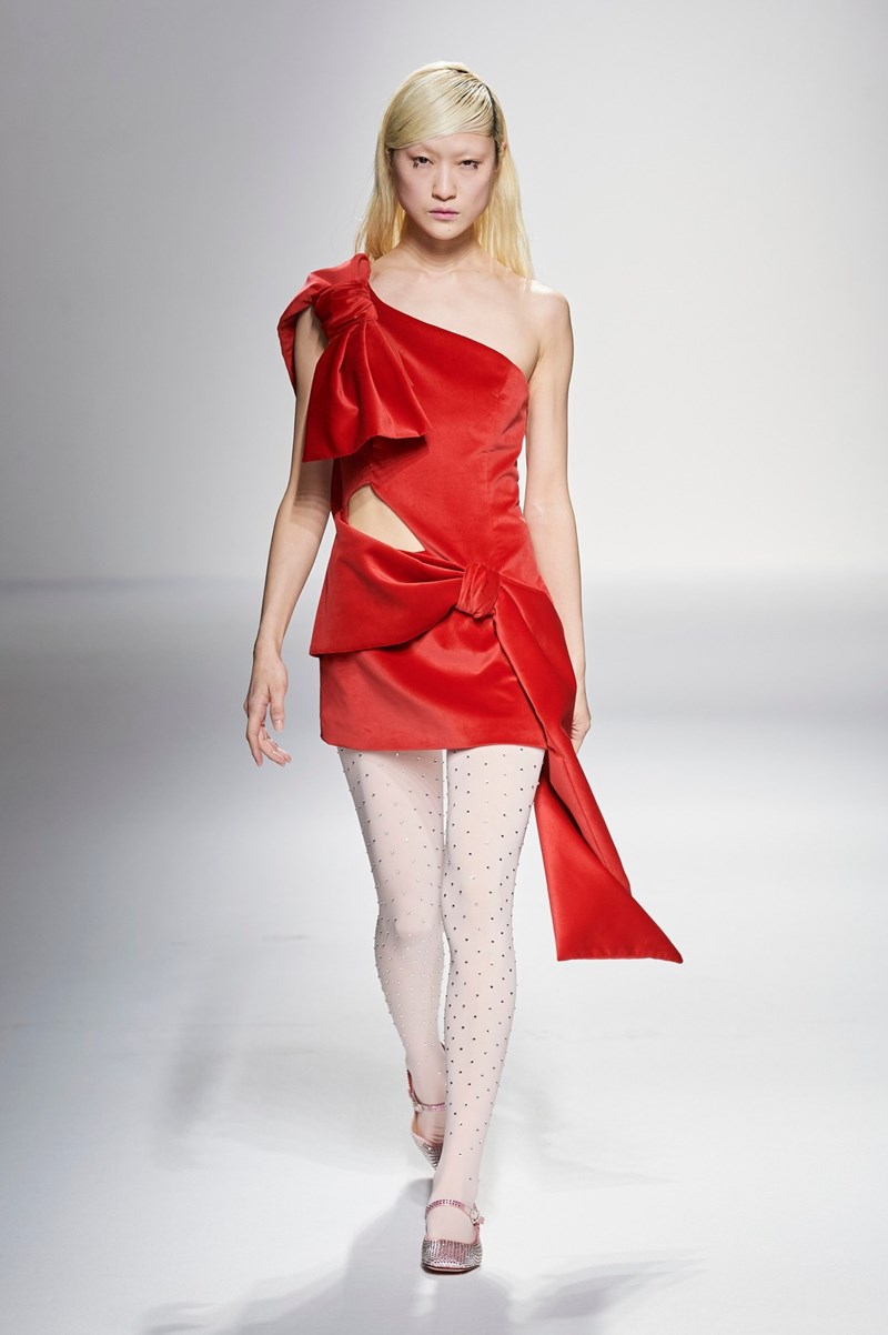 Take a bow: Πώς οι φιόγκοι κυριάρχησαν στις πασαρέλες για τη φθινοπωρινή σεζόν - εικόνα 9