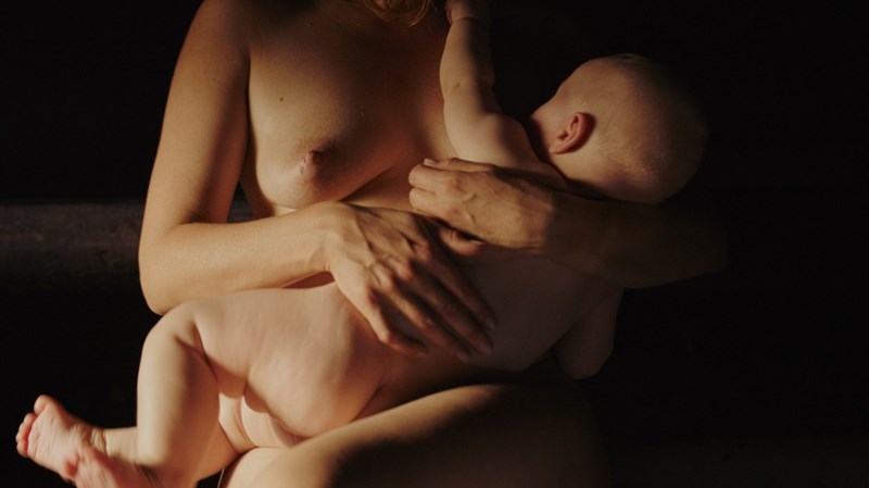 Η σκηνοθέτρια Ann Hints στο ELLE: «H πατριαρχία είναι ένας ριζωμένος τρόπος σκέψης που λειτουργεί υποδόρια και εκφυλιστικά» - εικόνα 2