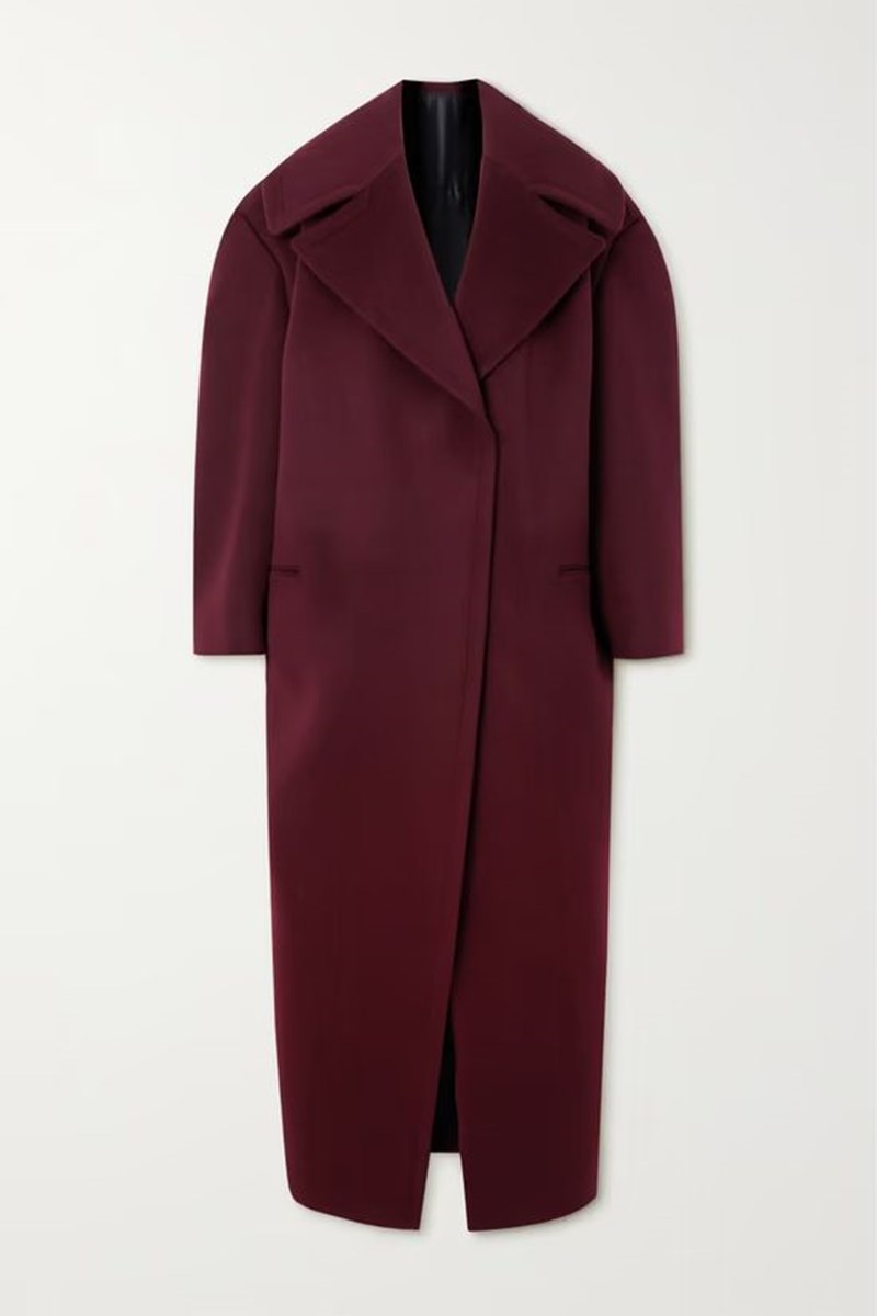 Η Hailey Bieber με ανατρεπτικό παλτό στην πιο υπέροχη απόχρωση για τον χειμώνα - εικόνα 2