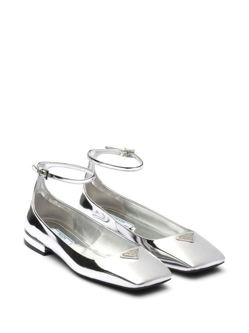 Party Flats: 13 φλατ παπούτσια που θα σε πείσουν να απαρνηθείς τα τακούνια για τα πάρτι της σεζόν - εικόνα 1