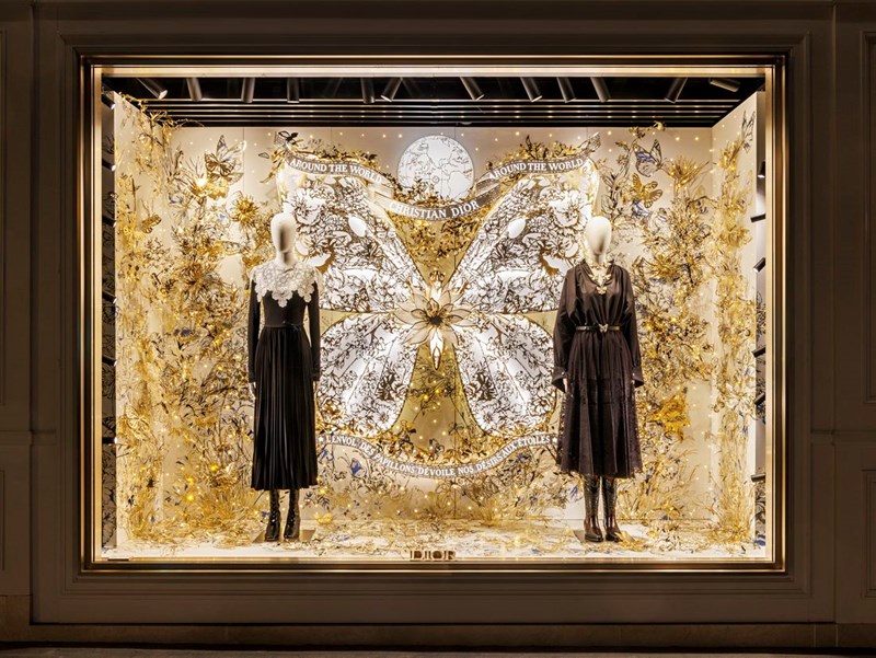 Οι εντυπωσιακές βιτρίνες των μπουτίκ του οίκου Dior “ντύθηκαν” με γιορτινή διάθεση - εικόνα 4