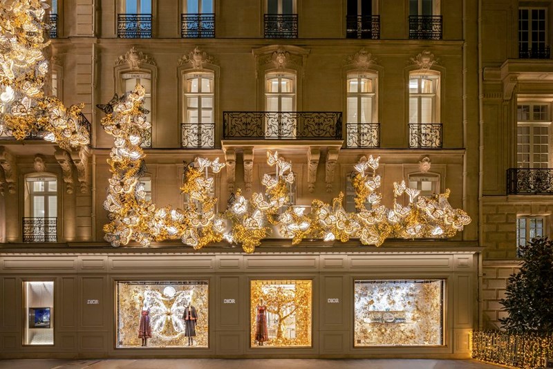 Οι εντυπωσιακές βιτρίνες των μπουτίκ του οίκου Dior “ντύθηκαν” με γιορτινή διάθεση - εικόνα 5