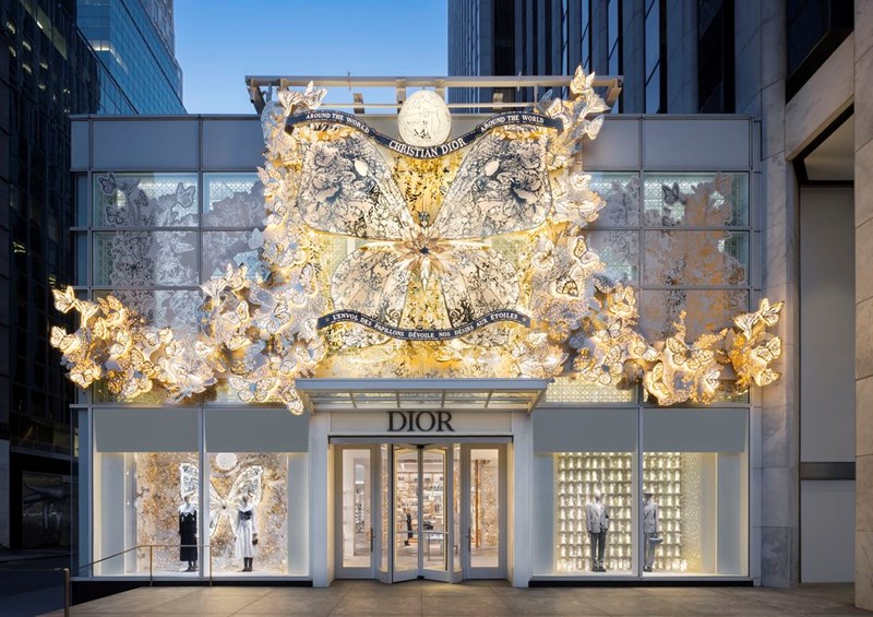 Οι εντυπωσιακές βιτρίνες των μπουτίκ του οίκου Dior “ντύθηκαν” με γιορτινή διάθεση - εικόνα 6