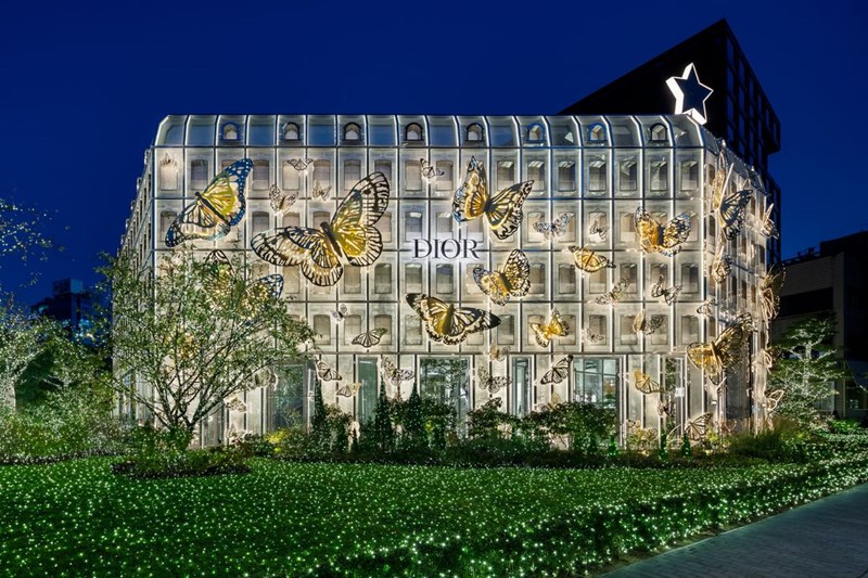 Οι εντυπωσιακές βιτρίνες των μπουτίκ του οίκου Dior “ντύθηκαν” με γιορτινή διάθεση - εικόνα 7