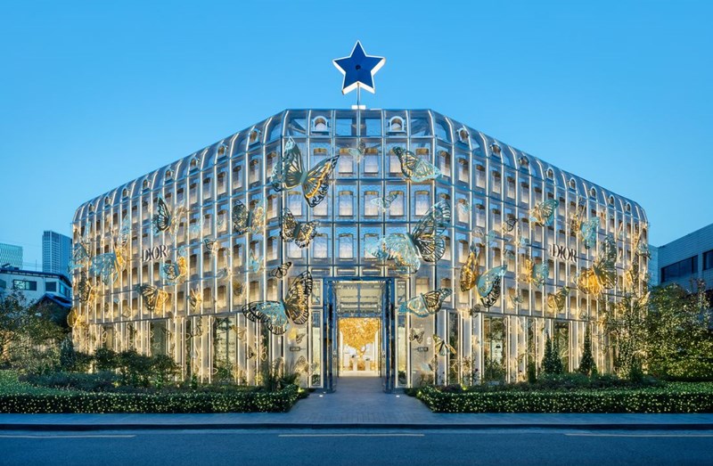 Οι εντυπωσιακές βιτρίνες των μπουτίκ του οίκου Dior “ντύθηκαν” με γιορτινή διάθεση - εικόνα 8