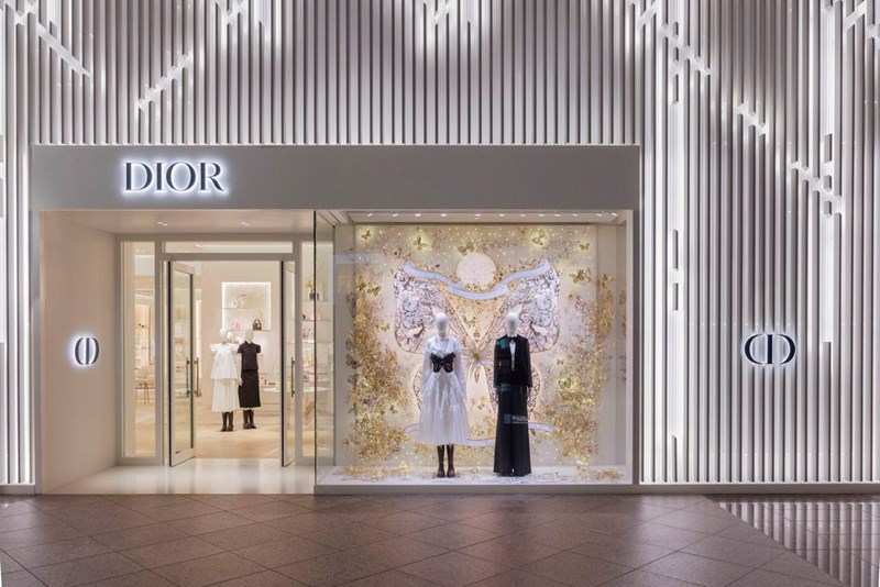 Οι εντυπωσιακές βιτρίνες των μπουτίκ του οίκου Dior “ντύθηκαν” με γιορτινή διάθεση - εικόνα 9