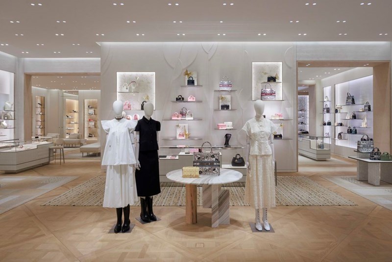 Οι εντυπωσιακές βιτρίνες των μπουτίκ του οίκου Dior “ντύθηκαν” με γιορτινή διάθεση - εικόνα 2