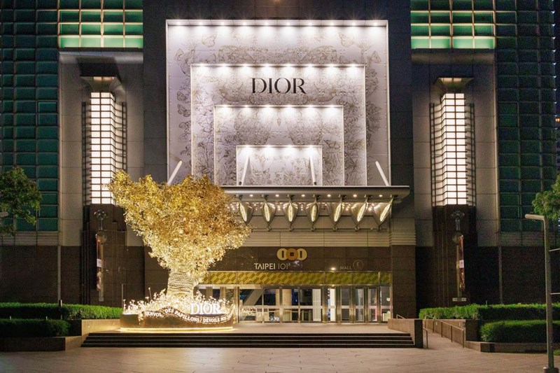 Οι εντυπωσιακές βιτρίνες των μπουτίκ του οίκου Dior “ντύθηκαν” με γιορτινή διάθεση - εικόνα 1