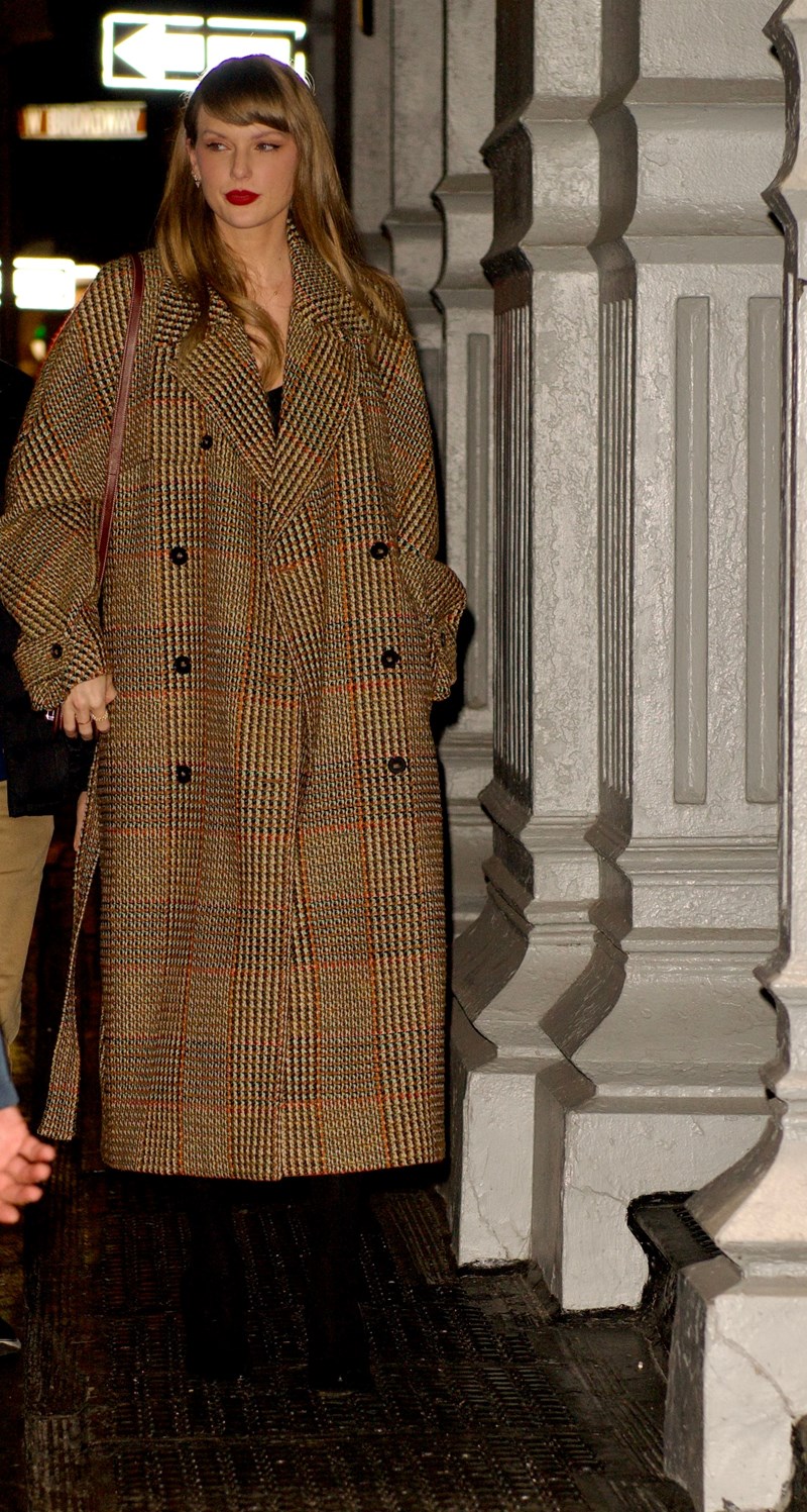 Η Taylor Swift φόρεσε το μακρύ παλτό που ενδείκνυται για όλες τις ώρες - εικόνα 1
