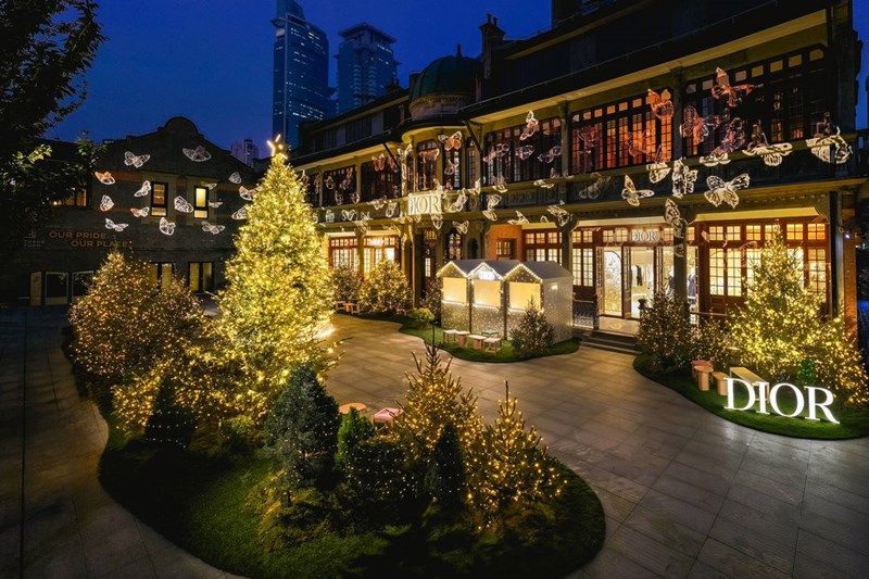 Οι εντυπωσιακές βιτρίνες των μπουτίκ του οίκου Dior “ντύθηκαν” με γιορτινή διάθεση - εικόνα 10