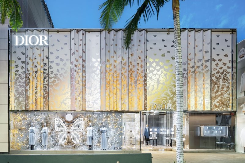 Οι εντυπωσιακές βιτρίνες των μπουτίκ του οίκου Dior “ντύθηκαν” με γιορτινή διάθεση - εικόνα 12