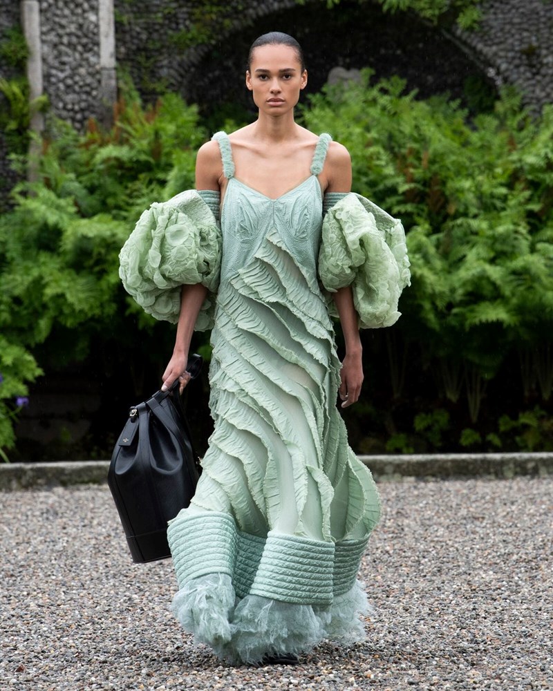 Το εντυπωσιακό Louis Vuitton φόρεμα της Emma Stone στην πρεμιέρα του "Poor Things" στο Λονδίνο - εικόνα 2