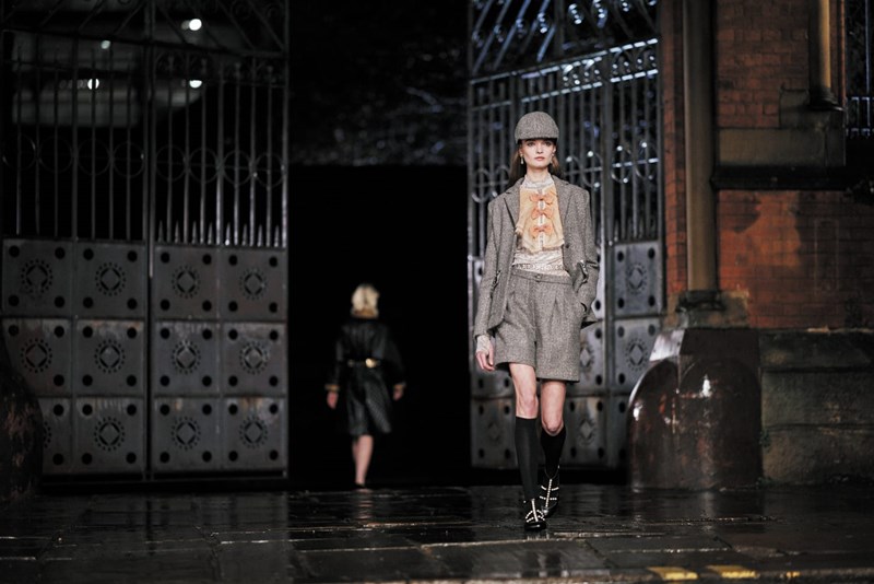 CHANEL Métiers d’ Art 2023/24: Όταν η διαχρονική γαλλική κομψότητα συνάντησε το ασυμβίβαστο πνεύμα του αγγλικού Βορρά και τους New Order - εικόνα 3