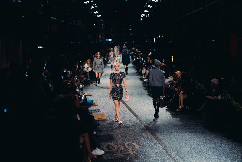 CHANEL Métiers d’ Art 2023/24: Όταν η διαχρονική γαλλική κομψότητα συνάντησε το ασυμβίβαστο πνεύμα του αγγλικού Βορρά και τους New Order - εικόνα 2