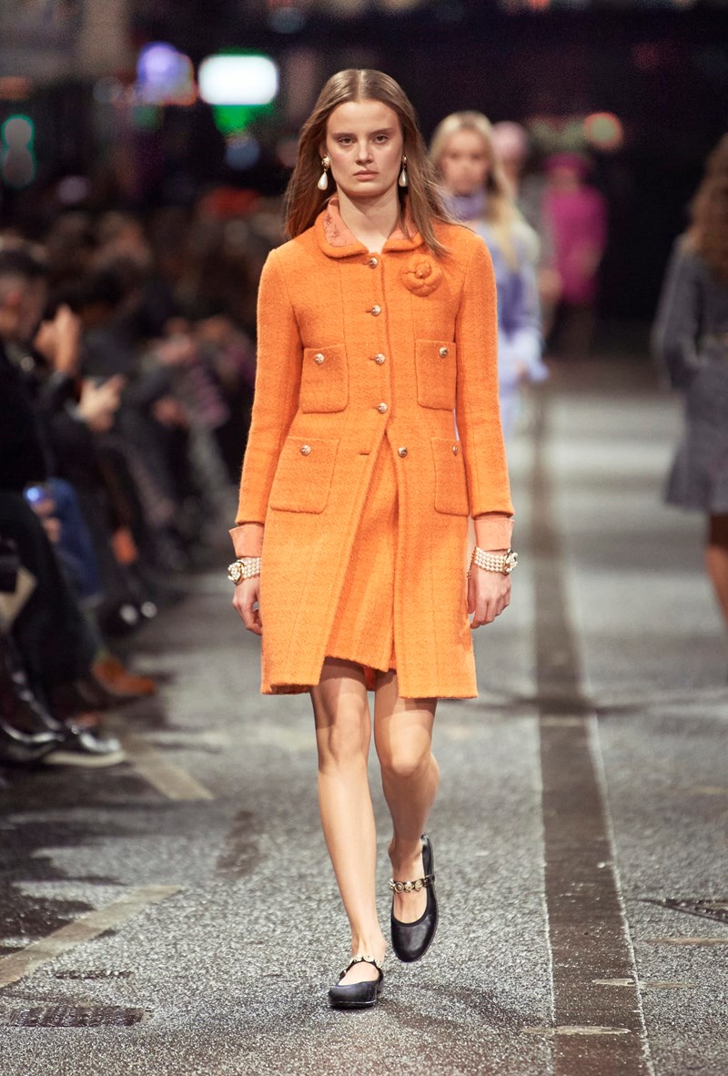 CHANEL Métiers d’ Art 2023/24: Όταν η διαχρονική γαλλική κομψότητα συνάντησε το ασυμβίβαστο πνεύμα του αγγλικού Βορρά και τους New Order - εικόνα 5