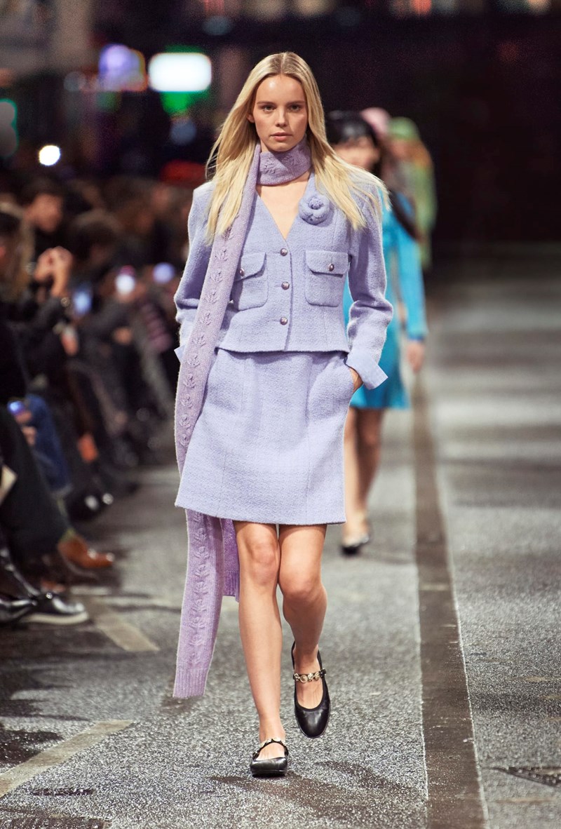 CHANEL Métiers d’ Art 2023/24: Όταν η διαχρονική γαλλική κομψότητα συνάντησε το ασυμβίβαστο πνεύμα του αγγλικού Βορρά και τους New Order - εικόνα 6