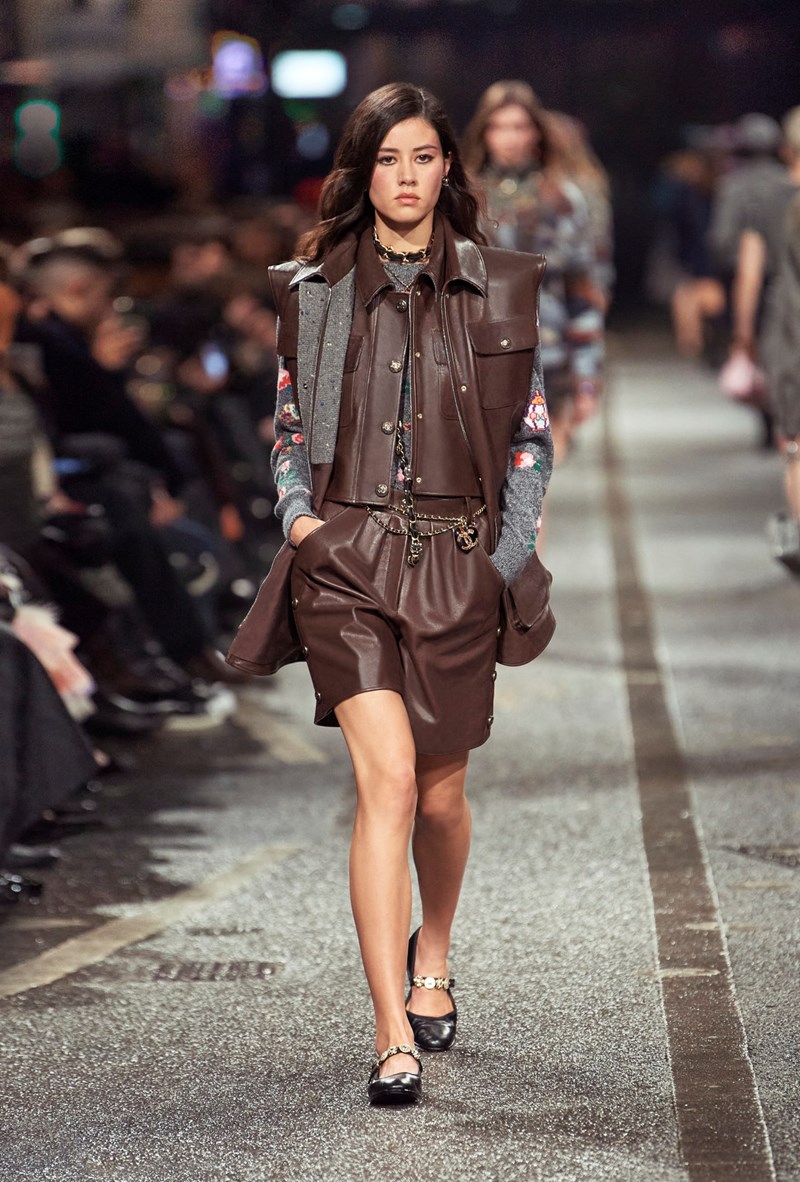 CHANEL Métiers d’ Art 2023/24: Όταν η διαχρονική γαλλική κομψότητα συνάντησε το ασυμβίβαστο πνεύμα του αγγλικού Βορρά και τους New Order - εικόνα 14