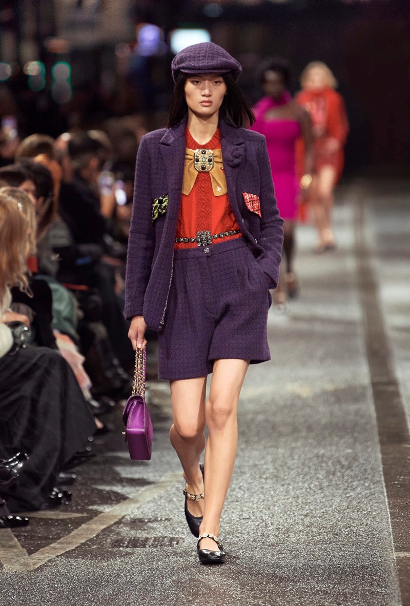 CHANEL Métiers d’ Art 2023/24: Όταν η διαχρονική γαλλική κομψότητα συνάντησε το ασυμβίβαστο πνεύμα του αγγλικού Βορρά και τους New Order - εικόνα 16