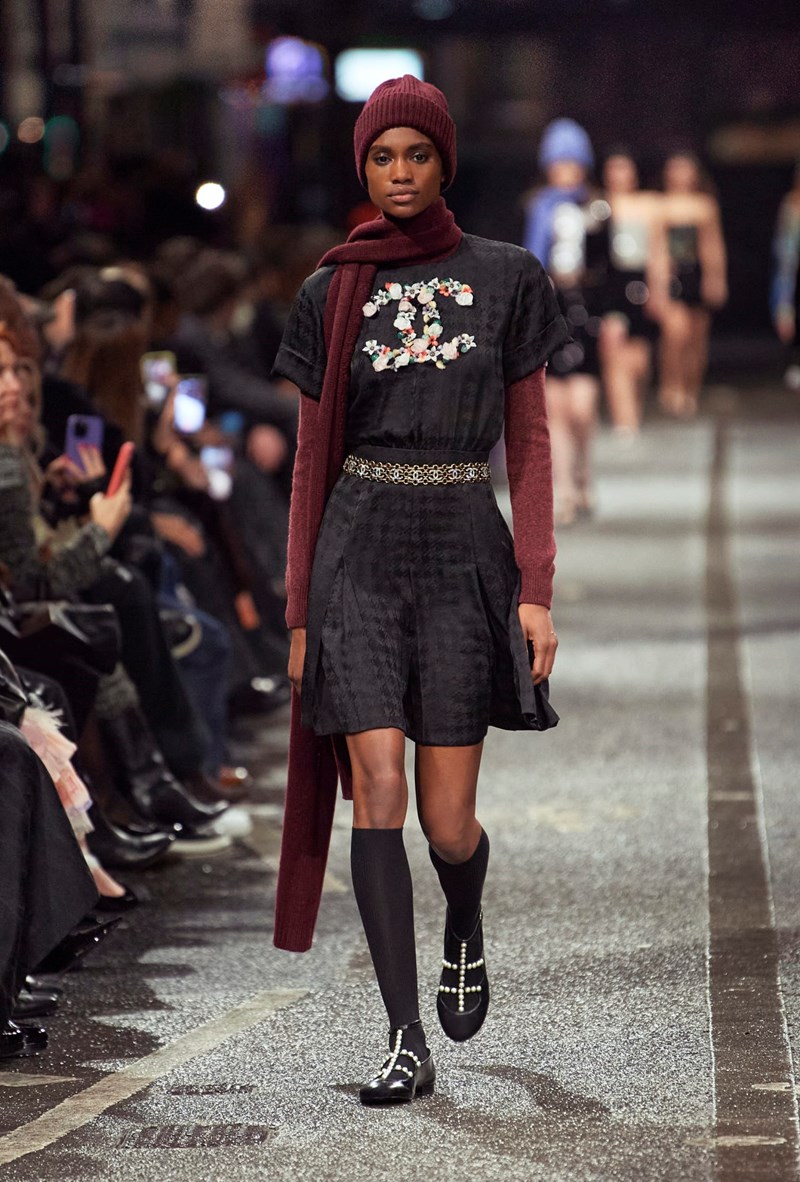 CHANEL Métiers d’ Art 2023/24: Όταν η διαχρονική γαλλική κομψότητα συνάντησε το ασυμβίβαστο πνεύμα του αγγλικού Βορρά και τους New Order - εικόνα 19