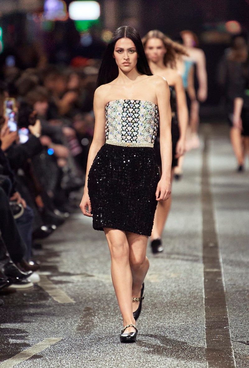 CHANEL Métiers d’ Art 2023/24: Όταν η διαχρονική γαλλική κομψότητα συνάντησε το ασυμβίβαστο πνεύμα του αγγλικού Βορρά και τους New Order - εικόνα 20