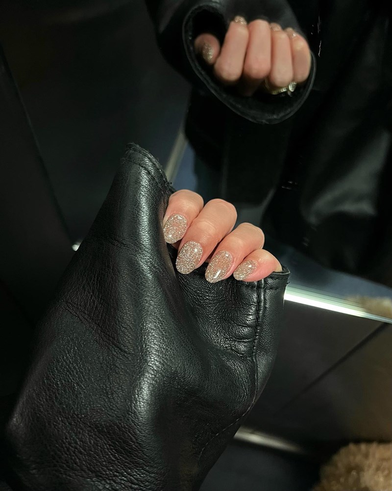 "Latte glitter nails":Βρήκαμε το ιδανικό μανικιούρ για την παραμονή της Πρωτοχρονιάς - εικόνα 1